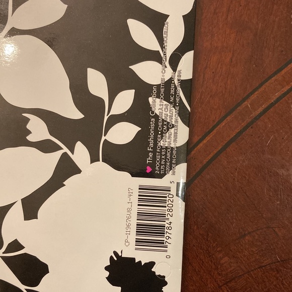 COPY - Set of three Studio C “The Fashionista Collection” printed 2-pocket fold… - Picture 8 of 8